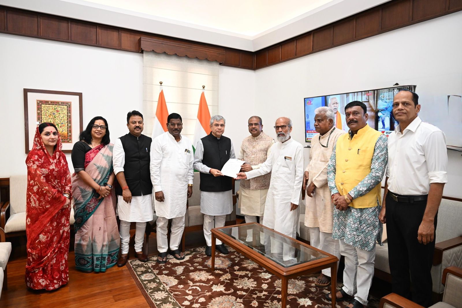 କେନ୍ଦ୍ର ଶିକ୍ଷାମନ୍ତ୍ରୀଙ୍କ ନେତୃତ୍ୱରେ ରେଳମନ୍ତ୍ରୀଙ୍କୁ ଭେଟିଲେ ଓଡ଼ିଶାର ସାଂସଦ ପ୍ରତିନିଧି ଦଳ