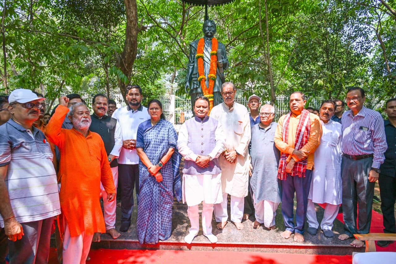 I & PR DEPT: ସ୍ୱଭାବ କବି ଗଙ୍ଗାଧର ମେହେରଙ୍କ ଶ୍ରାଦ୍ଧ ବାର୍ଷିକୀରେ ଭକ୍ତିପୂତ ଶ୍ରଦ୍ଧାଞ୍ଜଳି