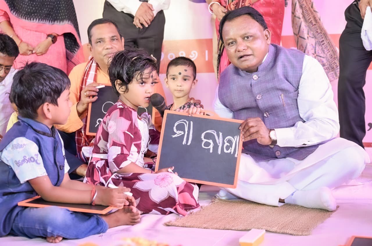 ରାଜ୍ୟସ୍ତରୀୟ ପ୍ରବେଶ ଉତ୍ସବରେ ପିଲାଙ୍କୁ ଖଡି ଛୁଆଁଇଲେ ମୁଖ୍ୟମନ୍ତ୍ରୀ