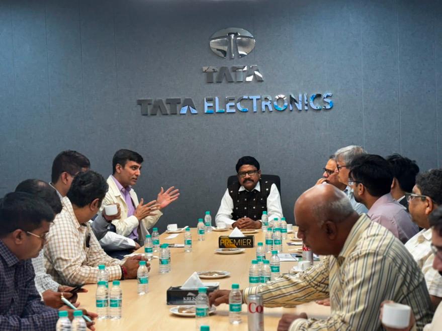 ELECTRONICS & INFORMATION TECHNOLOGY ଓଡ଼ିଶାର ସେମିକଣ୍ଡକ୍ଟର ଓ ପ୍ରଯୁକ୍ତି ଭିତ୍ତିଭୂମି ବିକାଶ ପାଇଁ ନୂଆ ଦିଗଓଡ଼ିଶାର ଟେକ୍ ଭିତ୍ତିଭୂମି ନିର୍ମାଣ ପାଇଁ ଧୋଲେରା, ଟାଟା ଇଲେକ୍ଟ୍ରୋନିକ୍ସ ସେମିକଣ୍ଡକ୍ଟର ଫ୍ୟାବ୍ ପରିଦର୍ଶନ କଲେ ଇଲେକ୍ଟ୍ରୋନିକ୍ସ ଓ ଆଇଟି ମନ୍ତ୍ରୀ