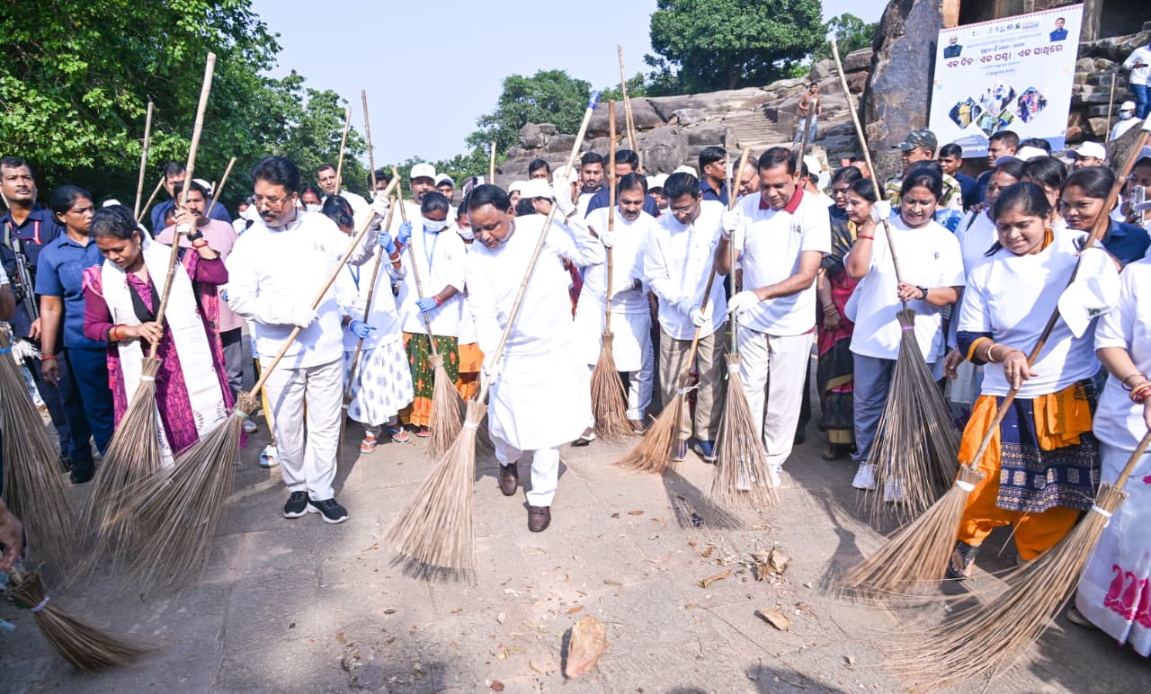 ‘ଏକ ଦିନ୍, ଏକ ଘଣ୍ଟା, ଏକ ସାଥ୍’ ସ୍ୱଚ୍ଛତା ଅଭିଯାନରେ ଯୋଗଦେଲେ ମୁଖ୍ୟମନ୍ତ୍ରୀ
