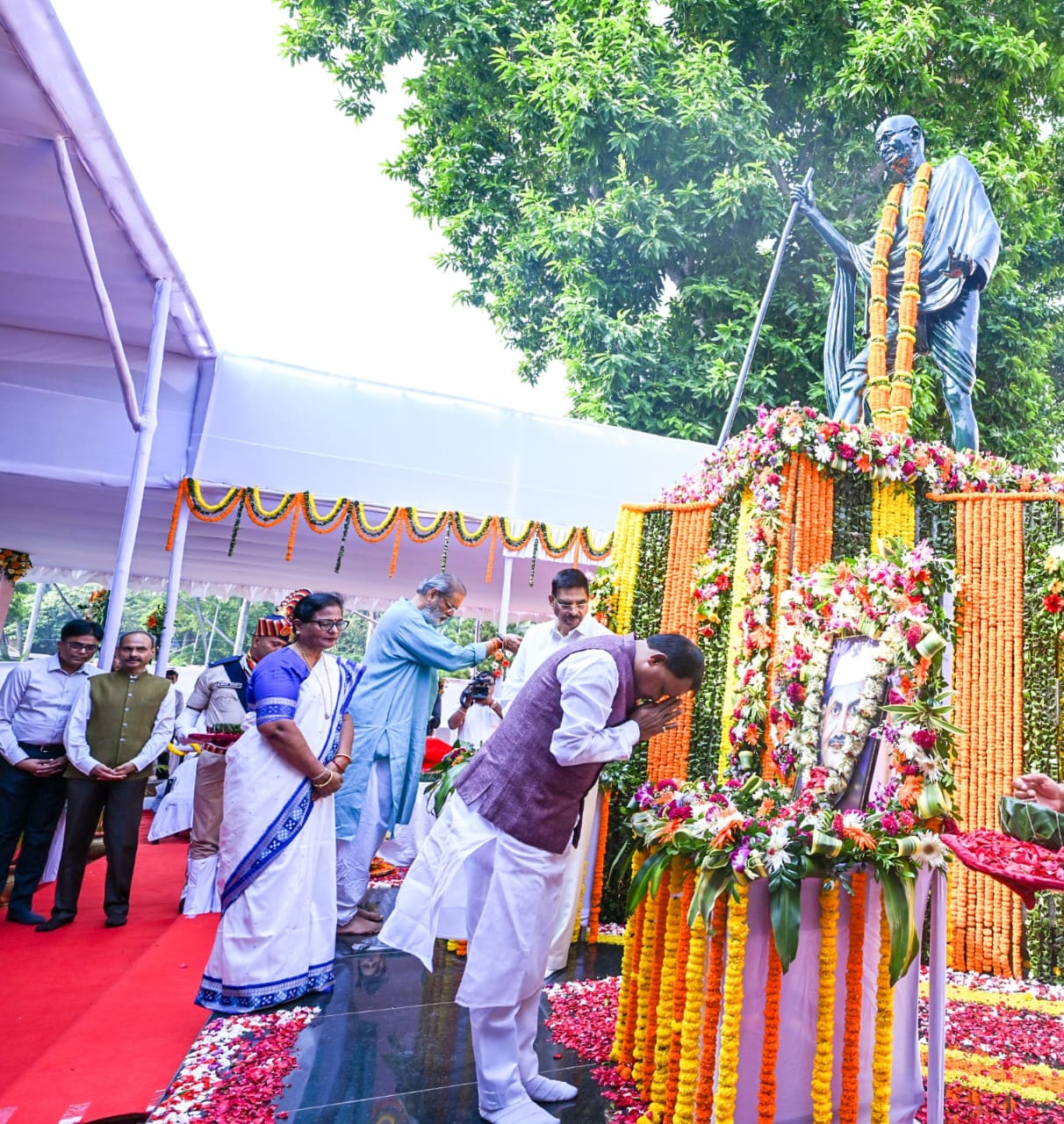 ଗାନ୍ଧୀଜୀଙ୍କ ଆଦର୍ଶରେ ଶେଷ ଧାଡ଼ିର ଲୋକଙ୍କୁ ସେବା ଯୋଗାଇ ଦେଉଛୁ: ମୁଖ୍ୟମନ୍ତ୍ରୀ
