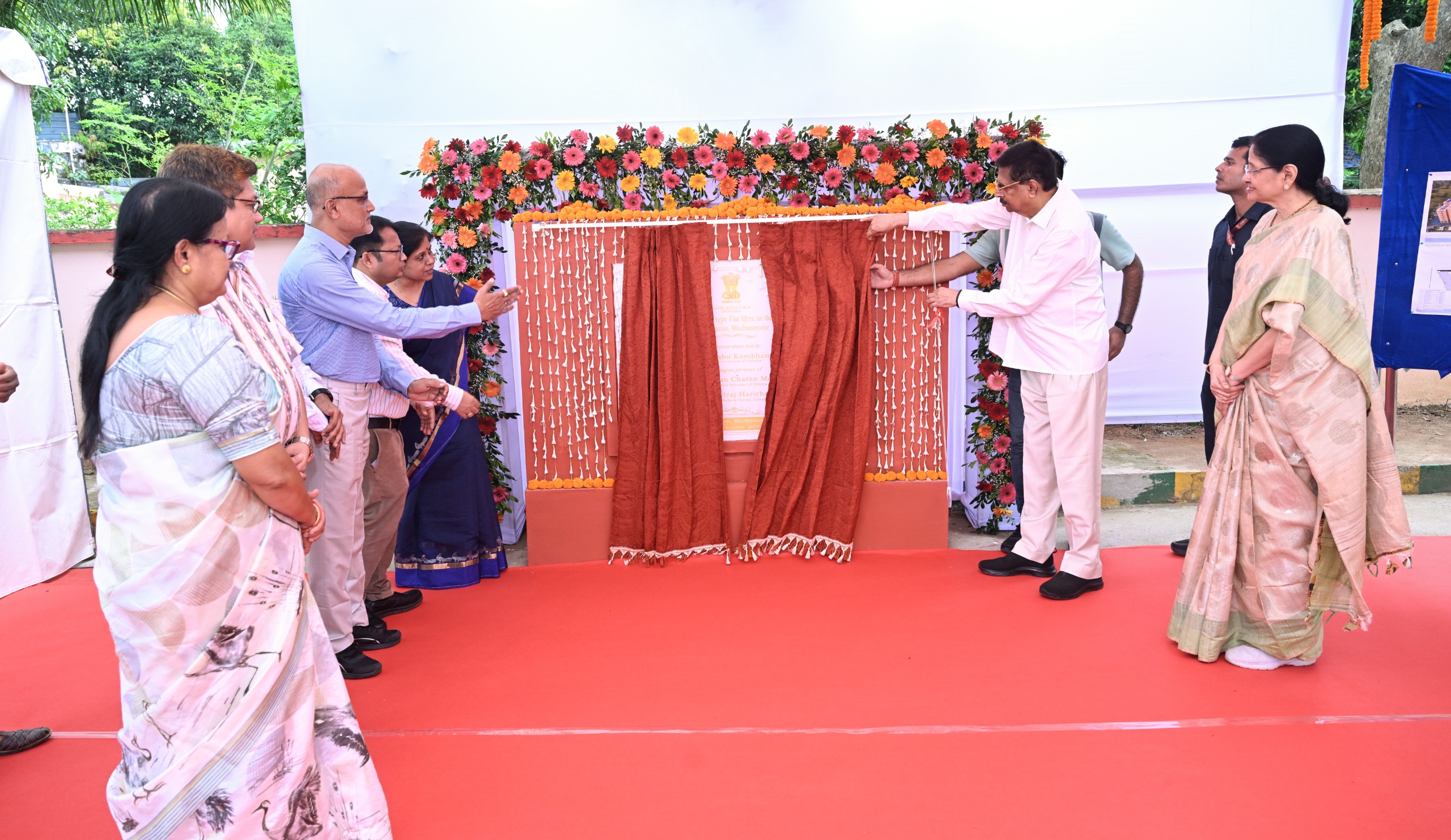 ଲୋକଭବନରେ ୧୪୪ଟି ଆବାସିକ କ୍ୱାର୍ଟର୍ସ ନିର୍ମାଣ ପାଇଁ ଭିତ୍ତିପ୍ରସ୍ତର ସ୍ଥାପନ କଲେ ରାଜ୍ୟପାଳ