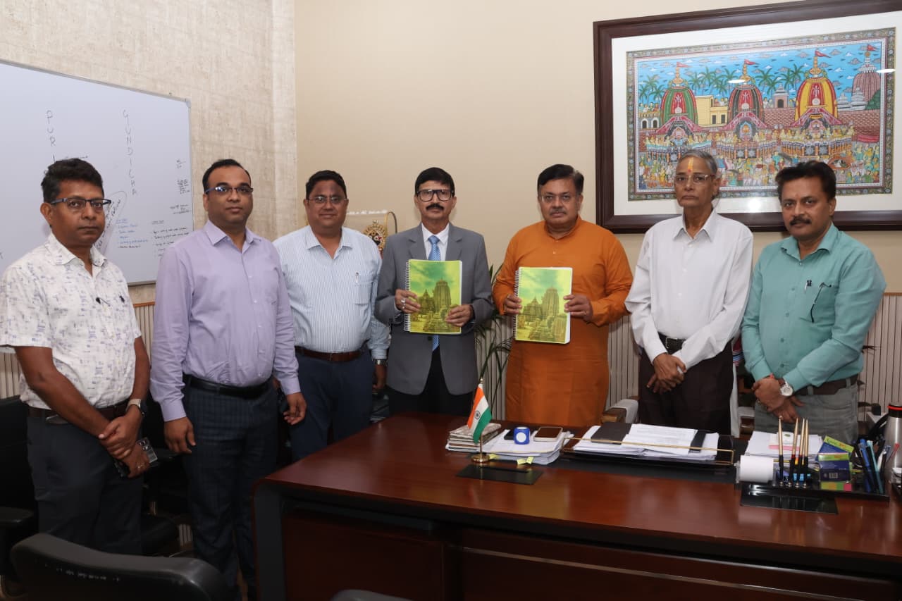 ଆଇନ ମନ୍ତ୍ରୀଙ୍କୁ ଲିଙ୍ଗରାଜ ମନ୍ଦିର ସତ୍ତ୍ୱଲିପି କମିଟି ପକ୍ଷରୁ ତୃତୀୟ ଅନ୍ତରୀଣ ରିପୋର୍ଟ ପ୍ରଦାନ